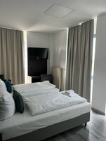 Escritorio, sistema de insonorización y camas plegables/adicionales 