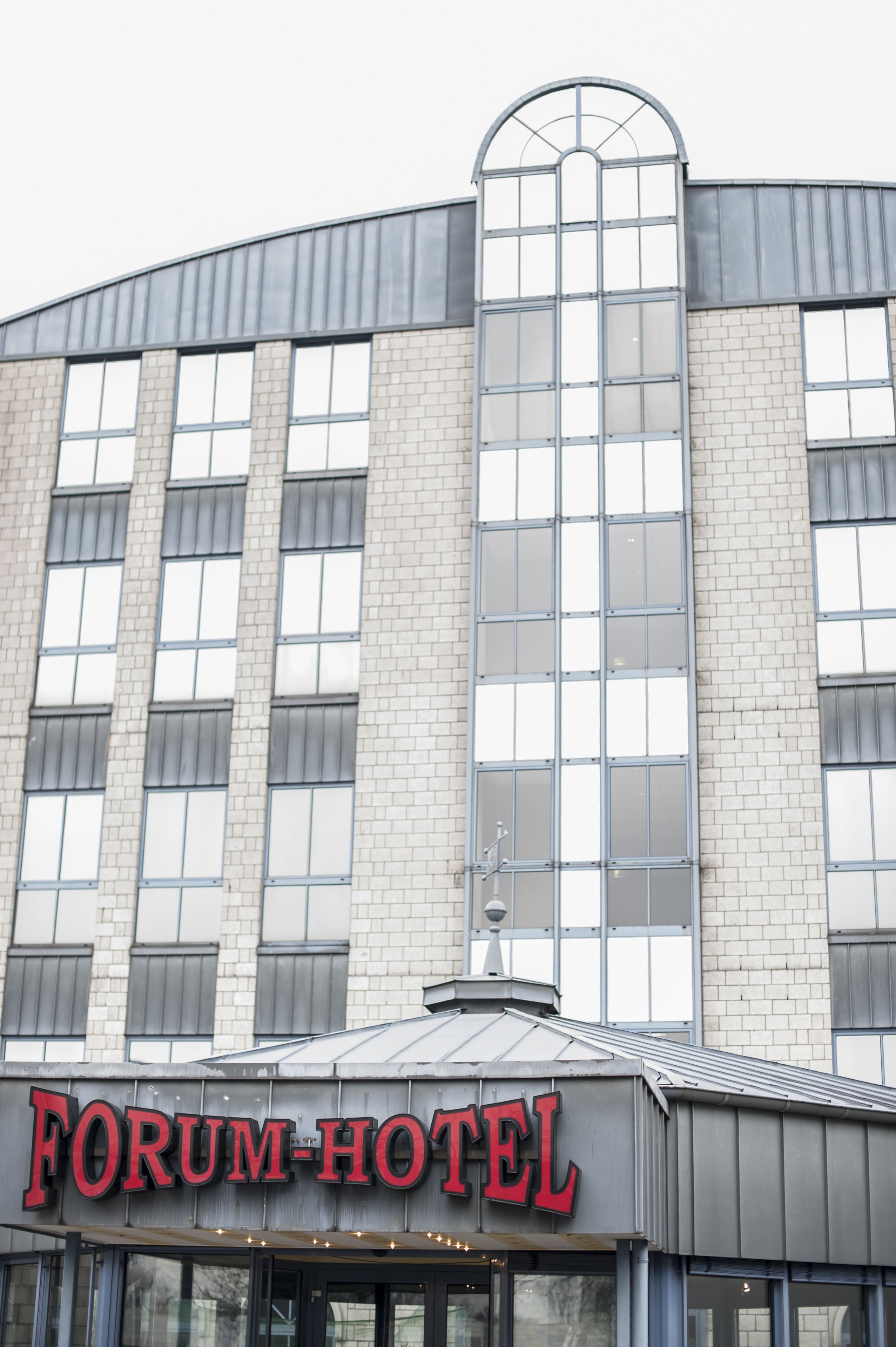 Un edificio con un cartel que dice "Forum Hotel".