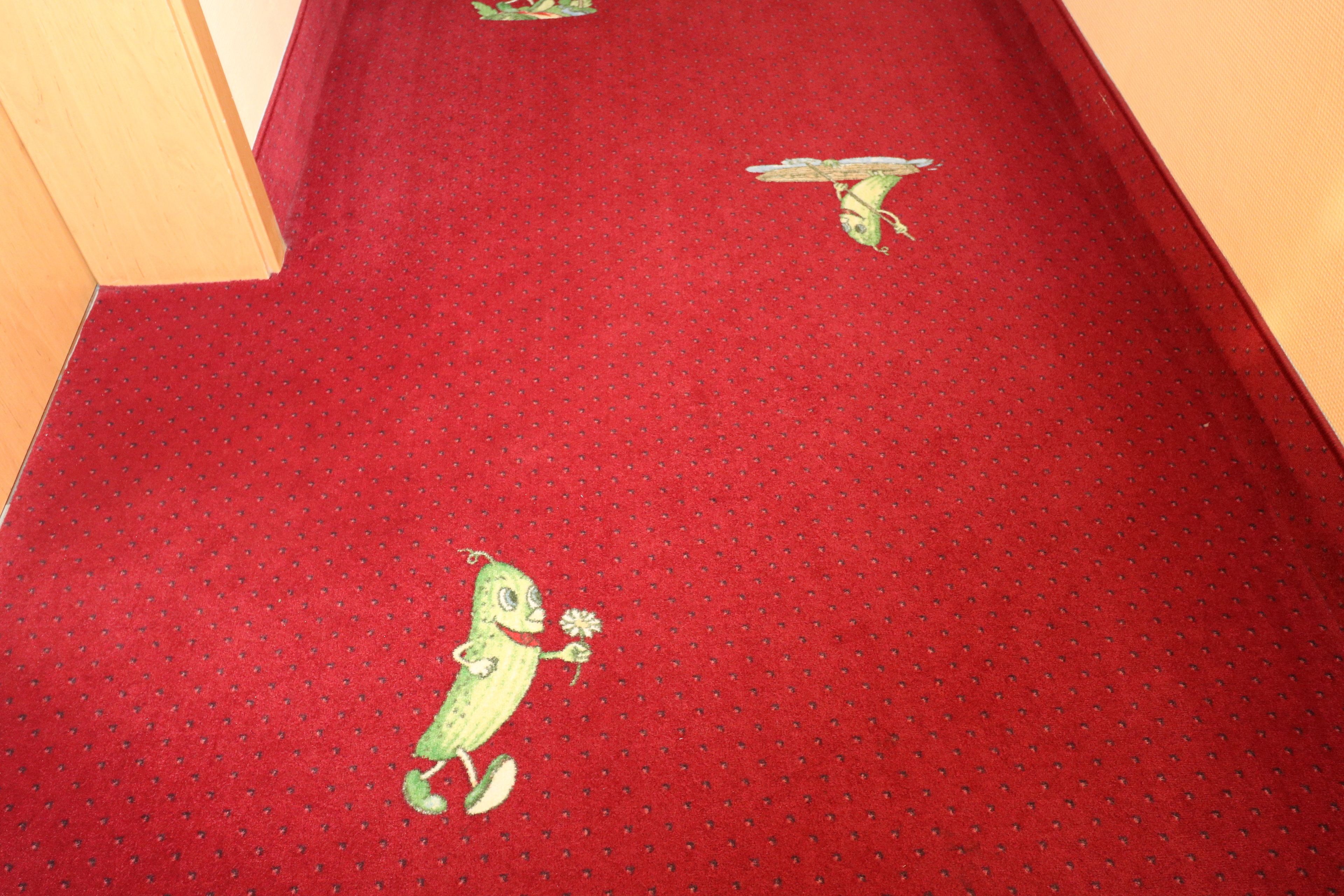 Una alfombra roja con personajes de dibujos animados.