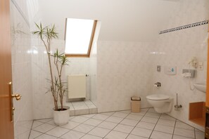 Suite | Bathroom amenities | Shower, free toiletries, hair dryer, towels - Hotel Radduscher Hafen (Vetschau/Spreewald)