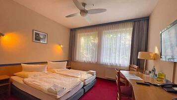 Standard-Doppelzimmer | Schreibtisch, kostenloses WLAN, Bettwäsche