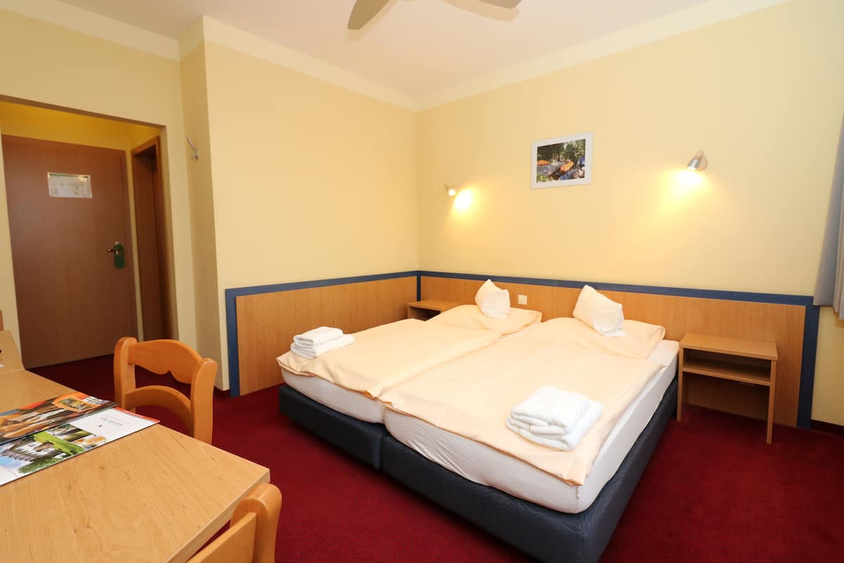 standard double room | desk, free wifi