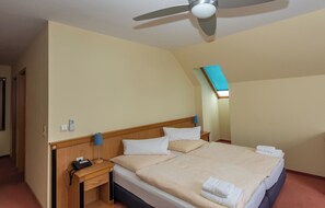 Chambre triple | Bureau, accès au Wi-Fi (inclus), literie fournie