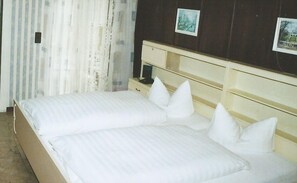 Double Room | Desk, free WiFi, bed sheets