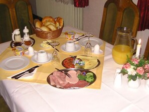 Tägliches Frühstücksbuffet (5 EUR pro Person)