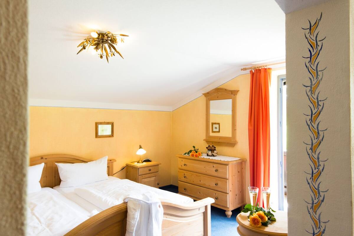 suite | in-room safe, individually furnished, desk, free wifi
