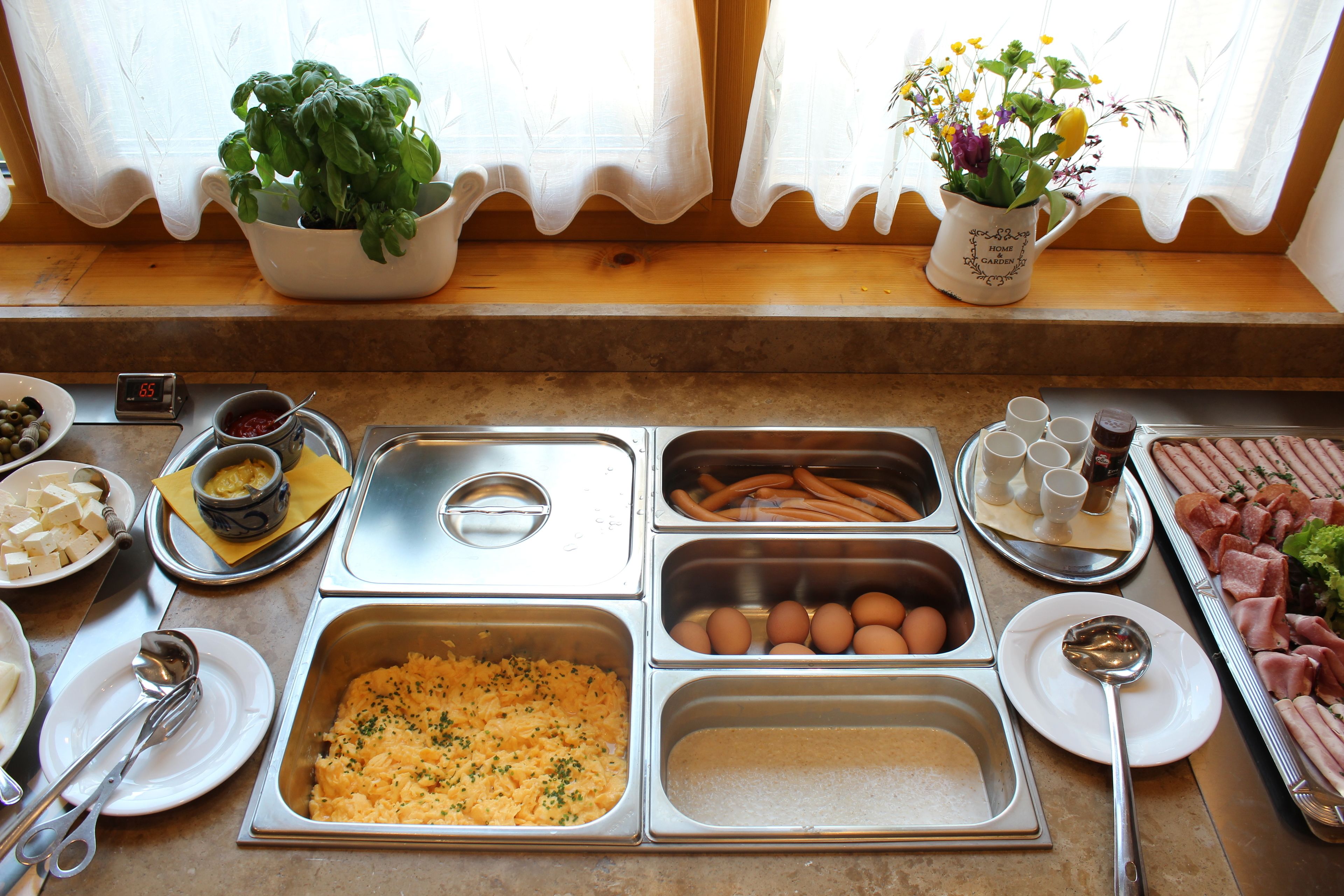 Tägliches Frühstücksbuffet (15 EUR pro Person)