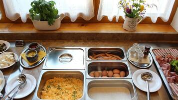 Tägliches Frühstücksbuffet (15 EUR pro Person)