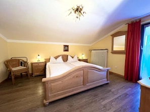In-room safe, individually furnished, desk, free WiFi - Hotel Bärenstüberl (Schoenau am Koenigssee)