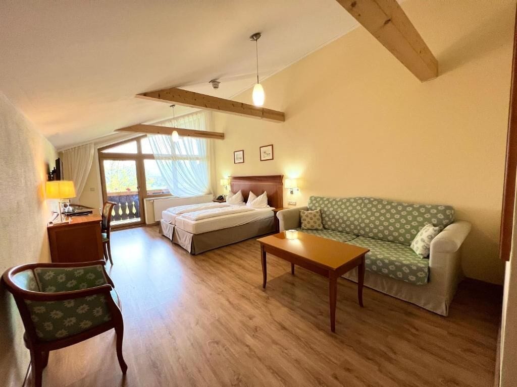 deluxe double room | in-room safe, individually furnished, desk, free wifi