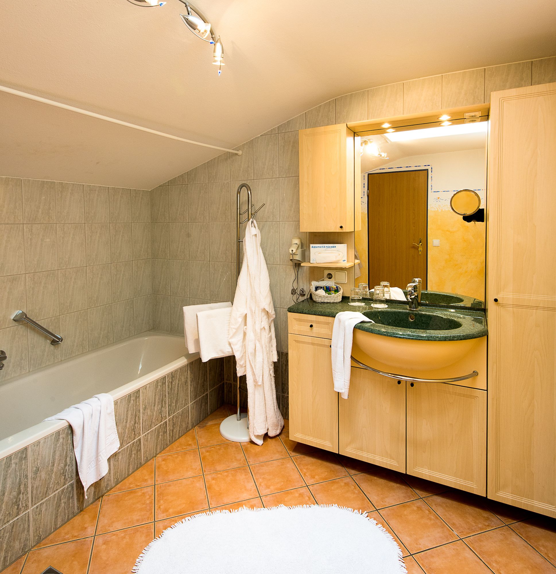 suite | bathroom | shower, free toiletries, hair dryer, towels