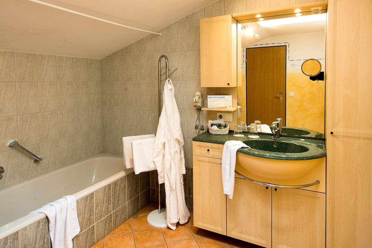 suite | bathroom | shower, free toiletries, hair dryer, towels
