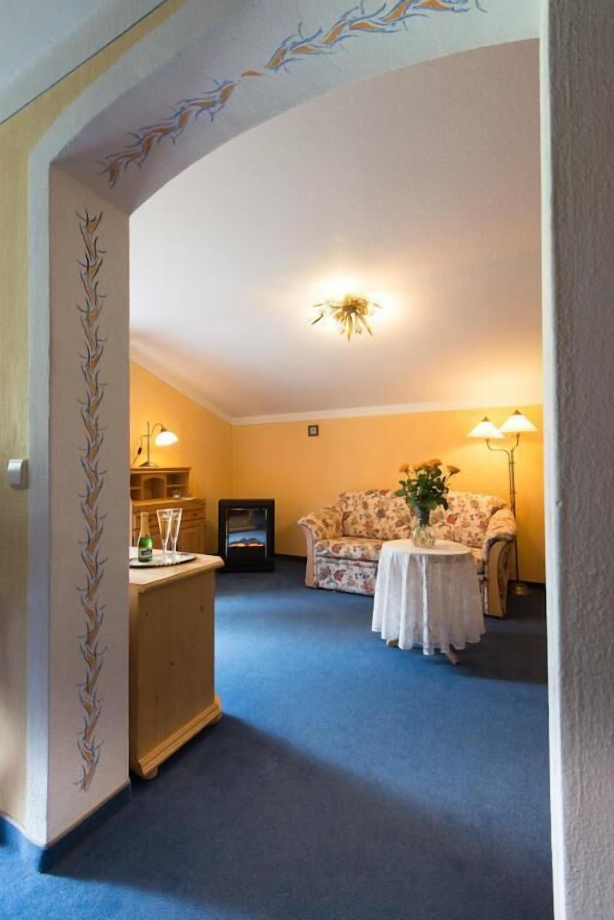 suite | living area | flat-screen tv