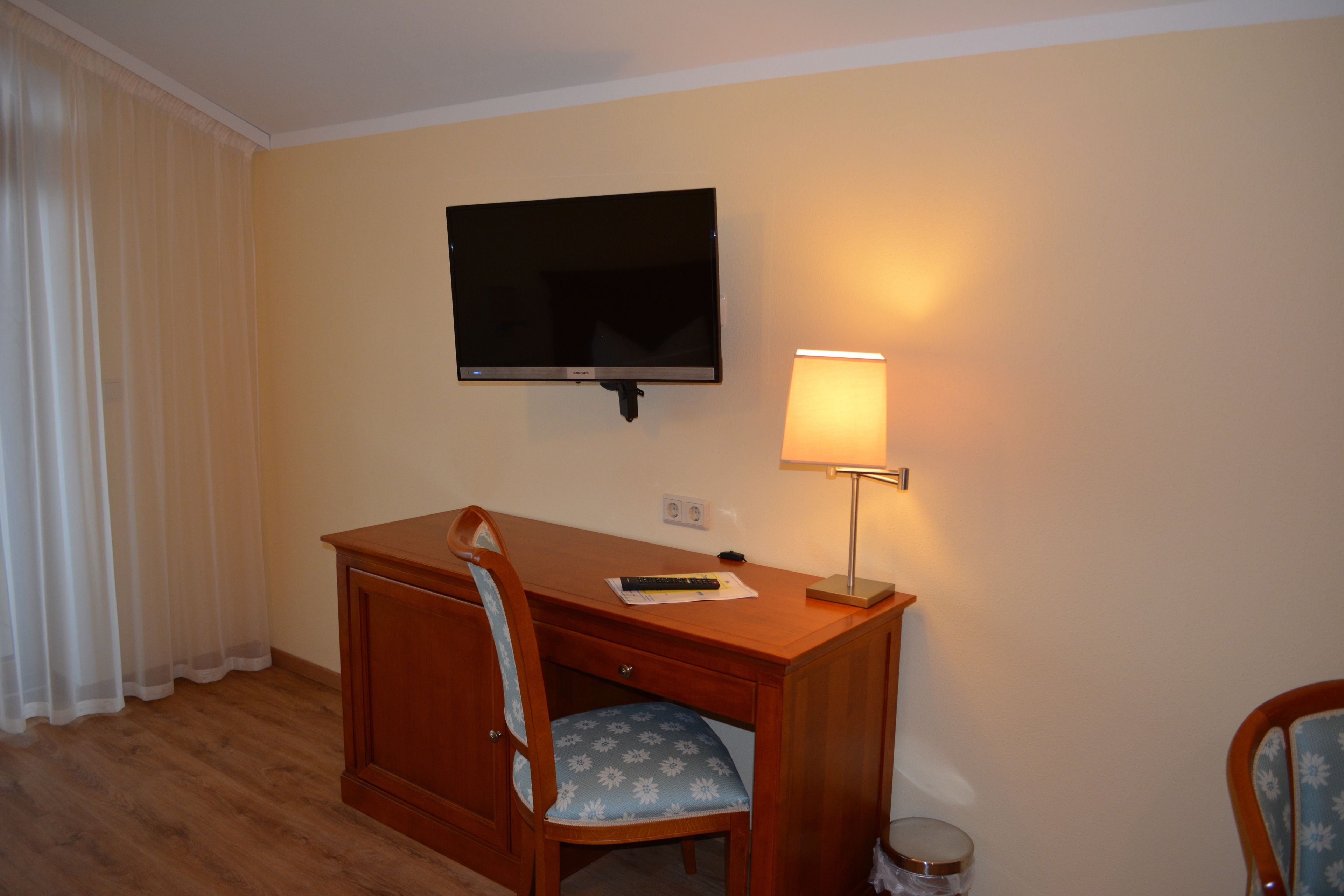 deluxe double room | in-room safe, individually furnished, desk, free wifi