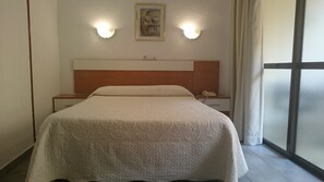 办公桌、遮光窗帘、免费 WiFi、床单