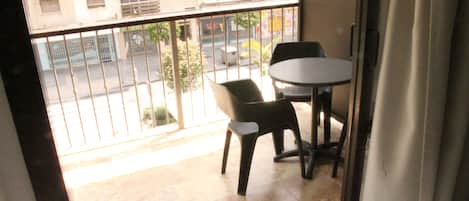 Habitación triple, Terraza | Vista a la calle