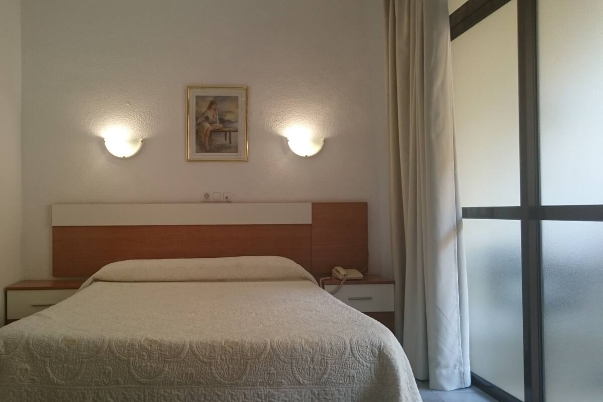 Habitación doble, terraza | Escritorio, cortinas opacas, wifi gratis y ropa de cama