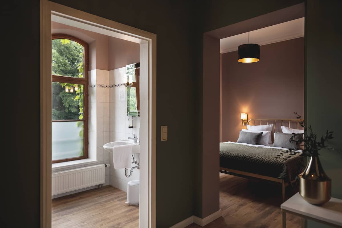 standard double room, 1 queen bed (gemach) | 1 bedroom, individually furnished, blackout curtains, bed sheets