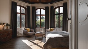 Dobbeltrom – deluxe, 1 queensize-seng | Blendingsgardiner, individuelt innredet og sengetøy