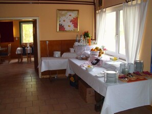 Frukost enligt egen beställning varje dag (EUR 7.5 per person)