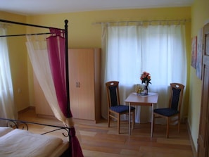 Individuell inredning, unika möbler, skrivbord och sängkläder