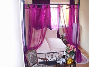 Single Room, Shared Bathroom | Individually decorated, individually furnished, desk, bed sheets