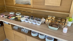 Un comptoir de buffet proposant divers plats et accompagnements.