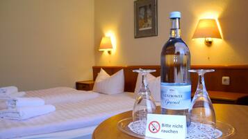 Zimmersafe, kostenloses WLAN, BettwÀsche