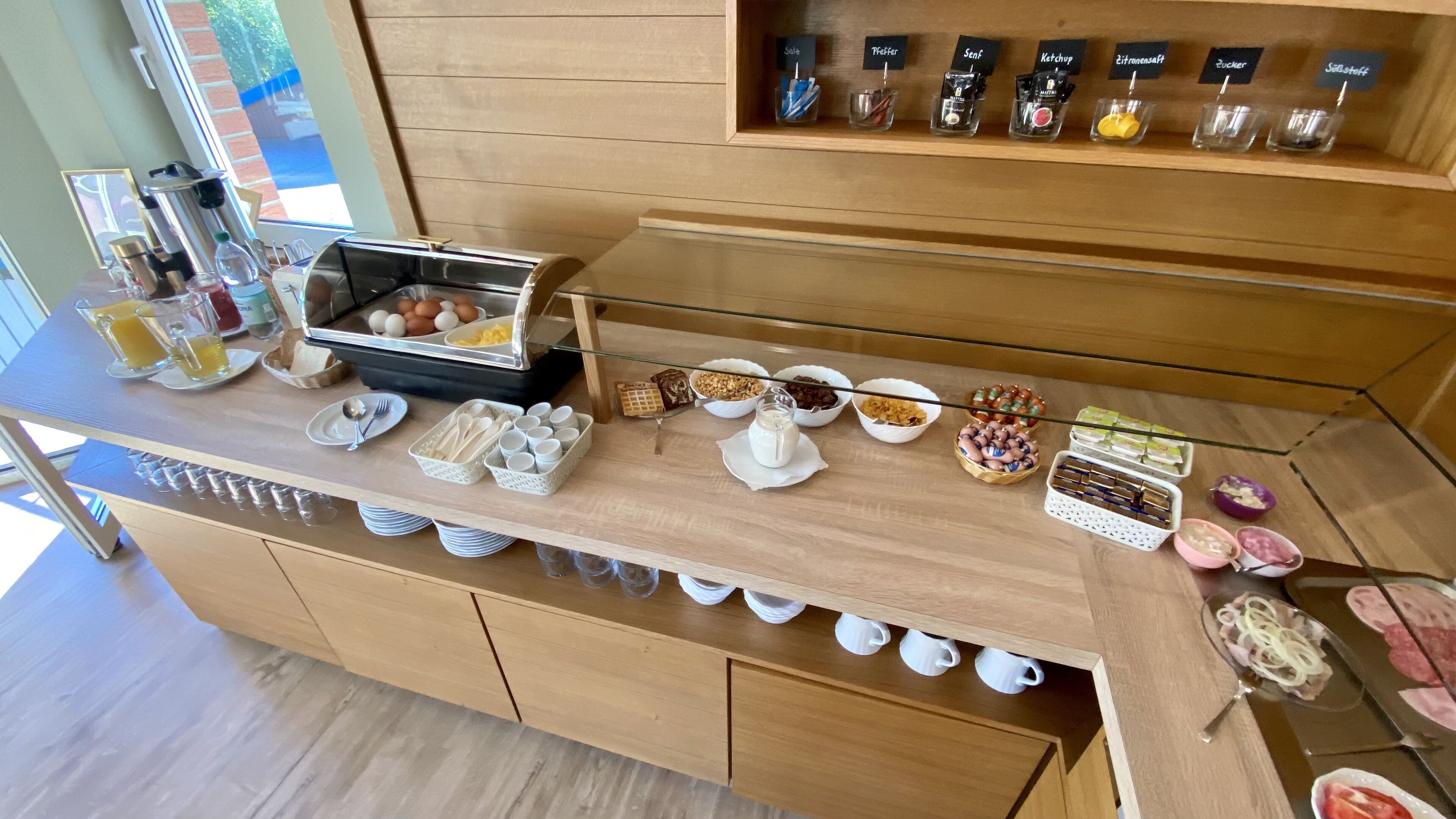 Un bufé de desayuno con diversos alimentos y condimentos.