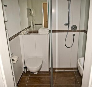Shower, hair dryer, towels - Hotel Schyrenhof (Scheyern)