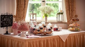 Café da manhã com buffet todos os dias mediante uma taxa