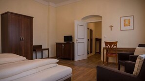 ダブルルーム | 防音設備、WiFi (無料)、ベッドシーツ