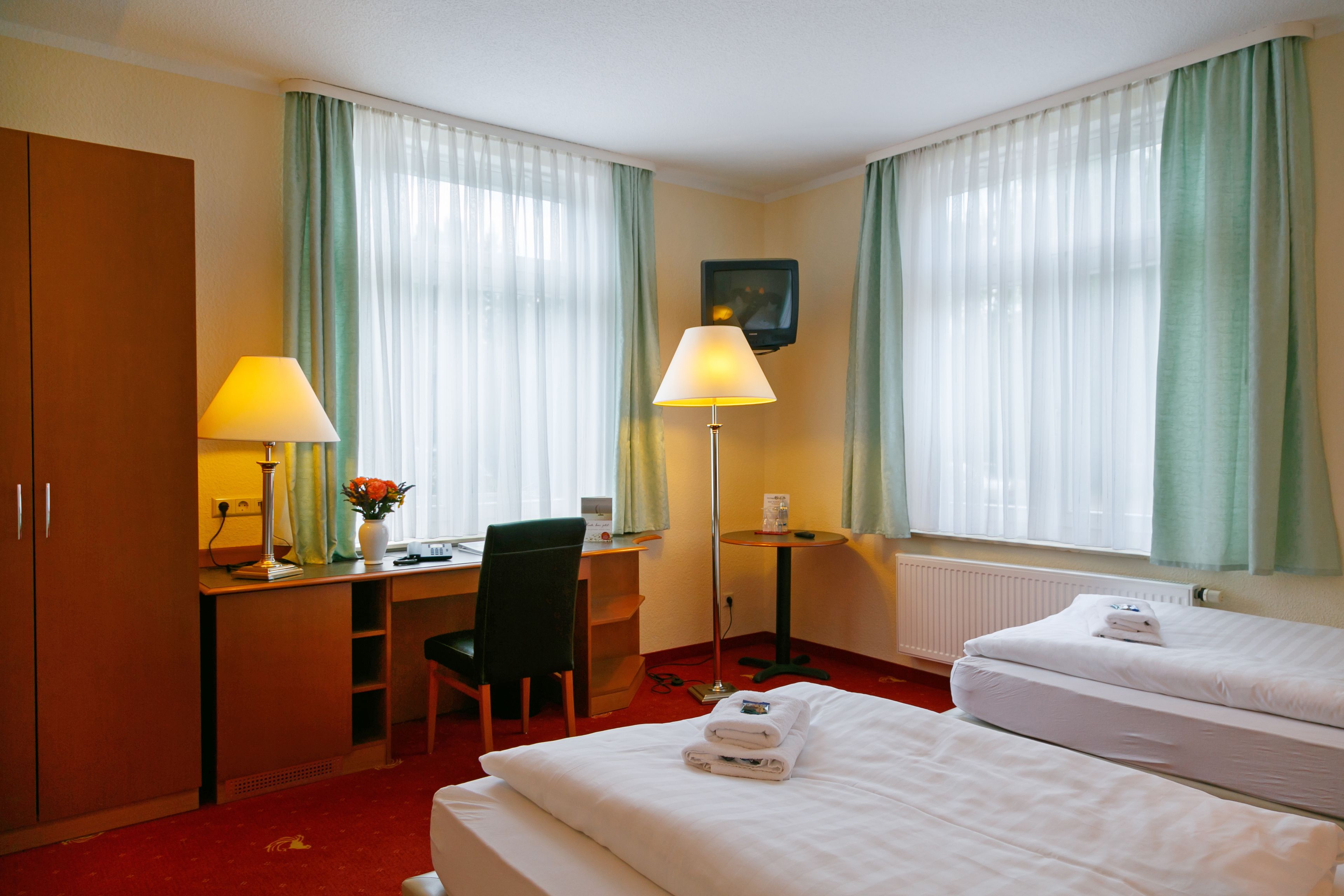 standard double room | desk, blackout curtains, free wifi, bed sheets