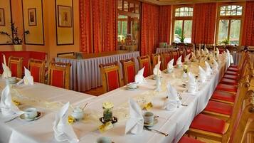 Lunch and dinner served, German cuisine