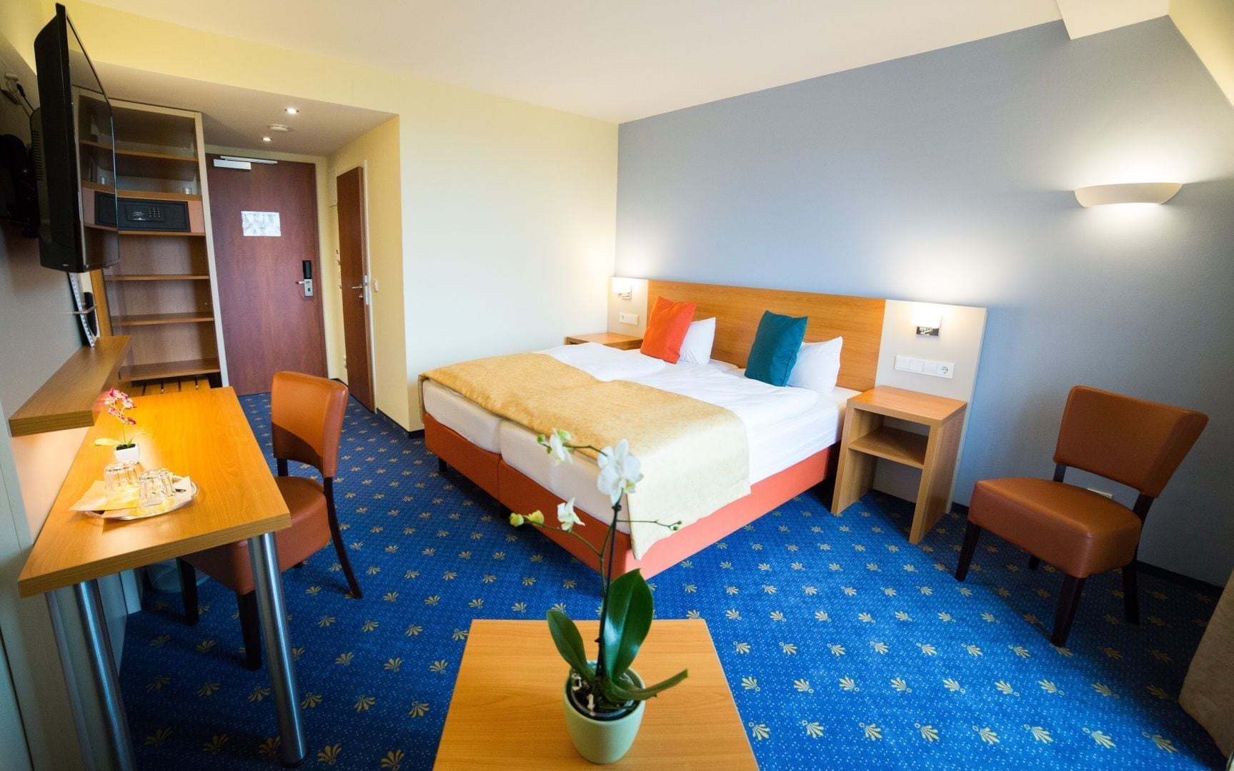 Zimmersafe, Schreibtisch, Verdunkelungsvorhänge, kostenloses WLAN