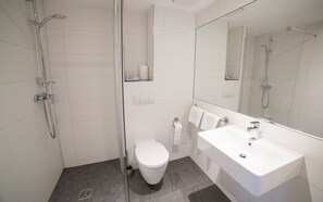 Shower, towels, soap, toilet paper - Berghotel Tambach Seminar Center (Tambach-Dietharz)
