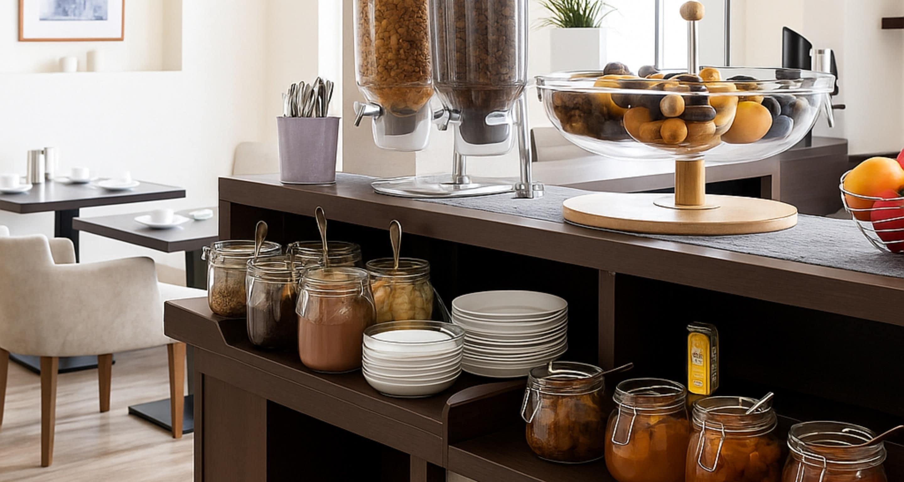 Un buffet pour le petit-déjeuner proposant une variété d’aliments et d’accompagnements.