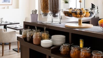 Een ontbijtbuffet met diverse gerechten en toevoegingen.