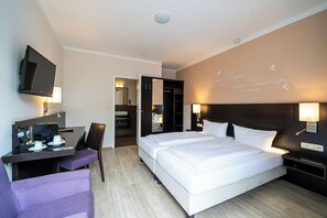 デスク、WiFi (無料)、ベッドシーツ