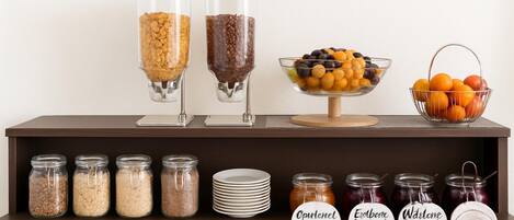 Un buffet proposant une variété de plats et des récipients étiquetés.