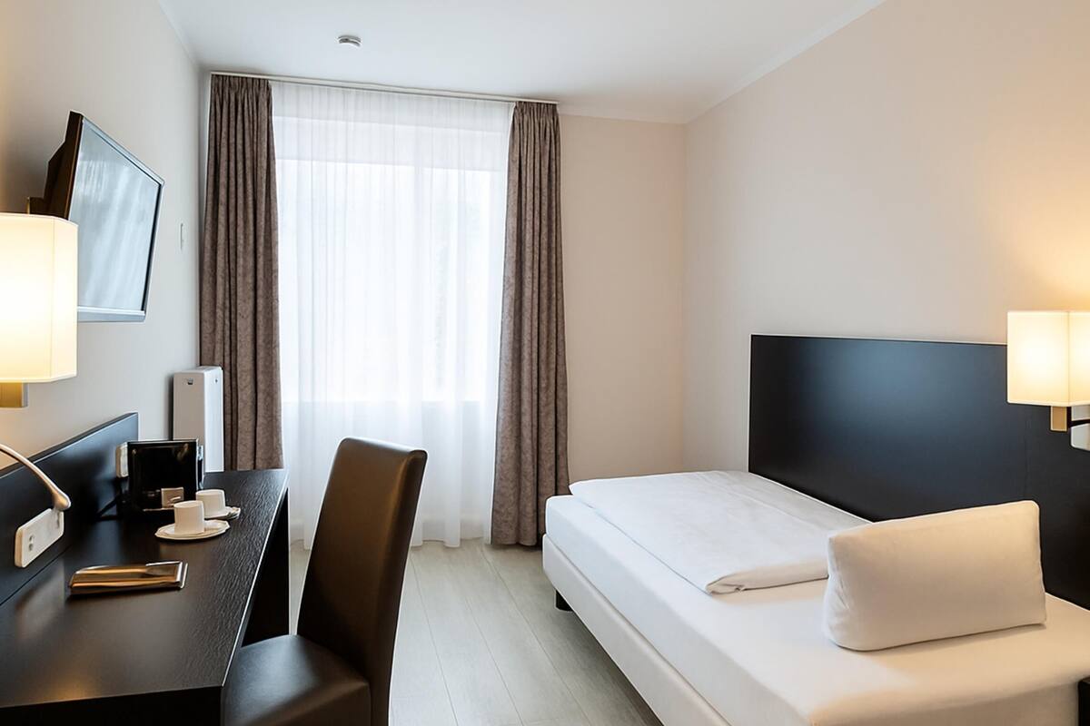 Standard Room, 1 Twin Bed | Desk, WiFi (free), bed sheets