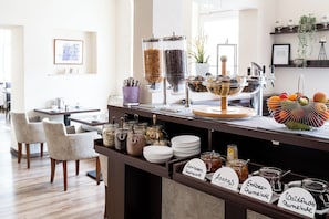 Buffet déjeuner (12 EUR par personne)