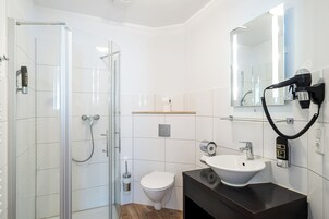 Ducha, secador de pelo, toallas