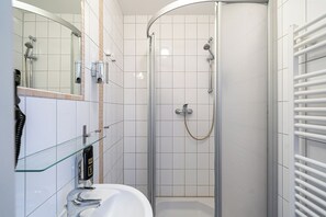 Standard Single Room | Bathroom - SleepBEEONE Wilhelmshaven (Wilhelmshaven)
