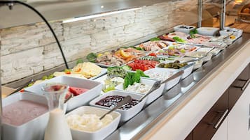 Frukostbuffé varje dag (EUR 12 per person)