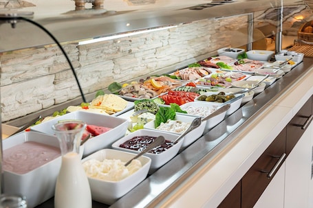 Desayuno buffet diario (EUR 12 por persona)