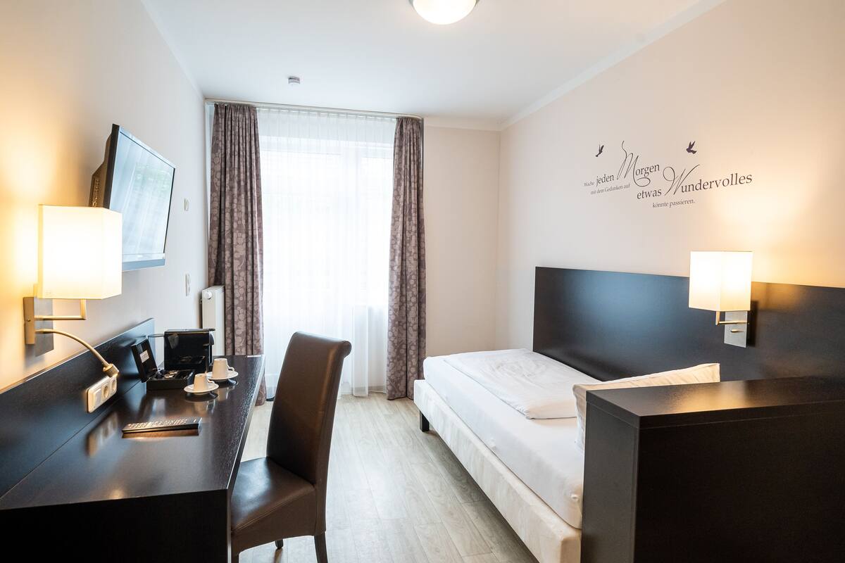 1 bedroom, desk, free wifi, bed sheets