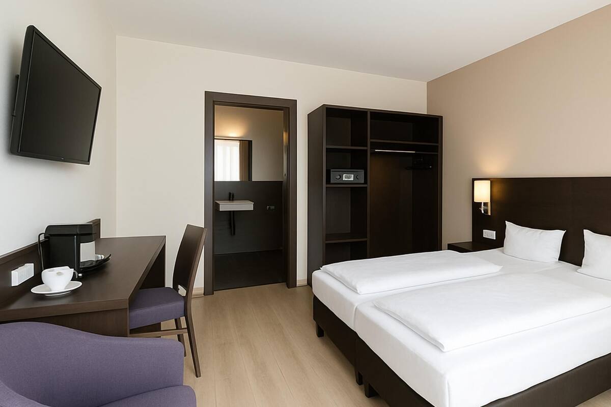 Comfort Room, 1 Double Bed | Desk, WiFi (free), bed sheets