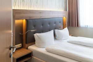 Escritorio, wifi gratis y ropa de cama 