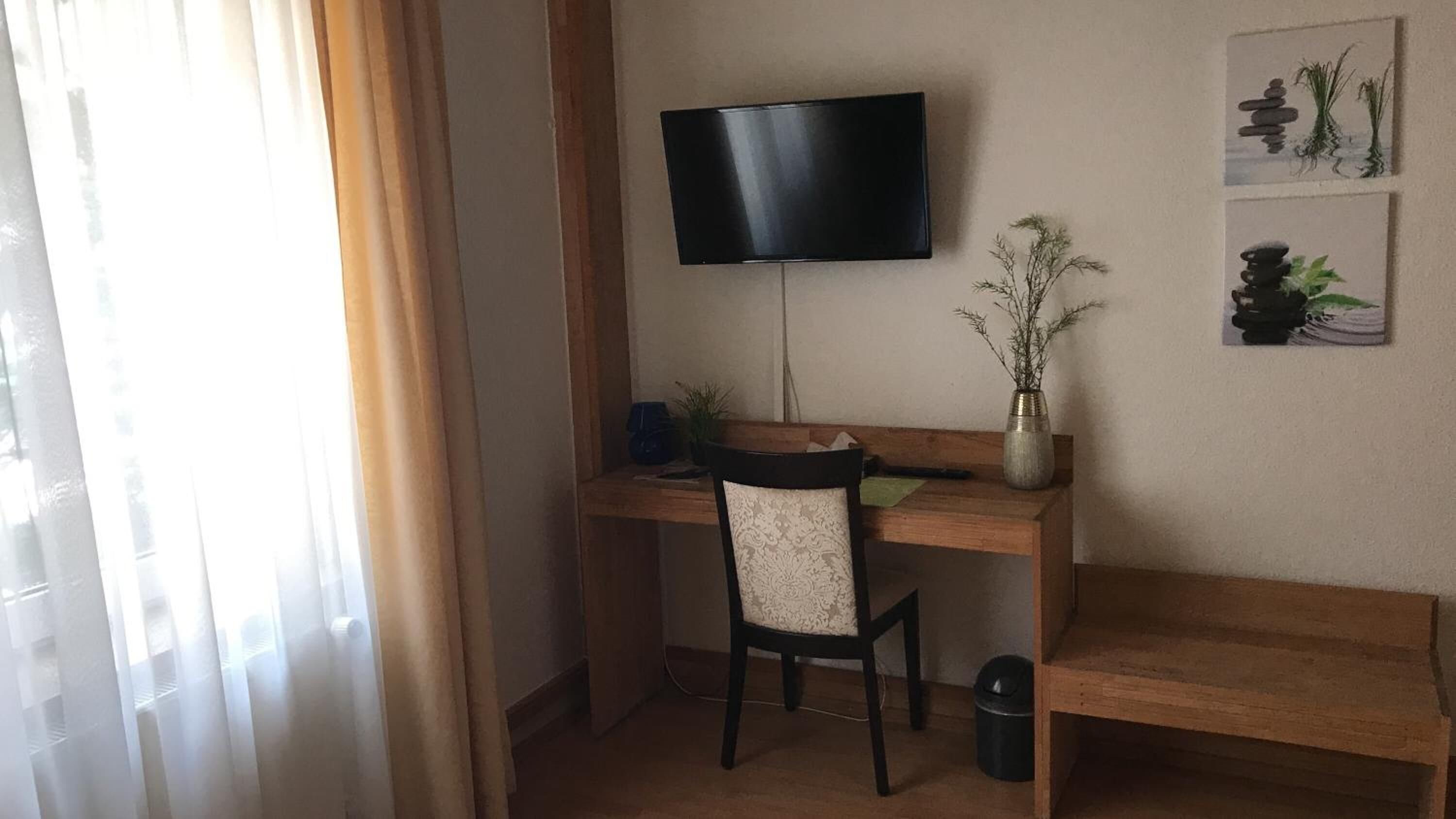 客房内保险箱、办公桌、免费 WiFi、床单